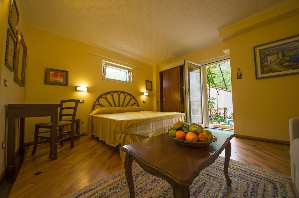 In Tracastello - Air Cond - Parking Not Included - Hotel Riomaggiore Room photo